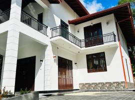 The Kandyan Secret Villa - Free Pick up From Kandy Railway Station, hotel s parkiriščem v mestu Kandy