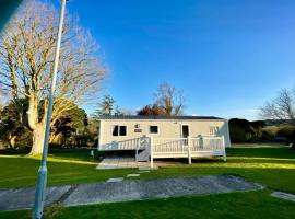 Janet's Beautiful Country Caravan, hotel with parking in Pwllheli