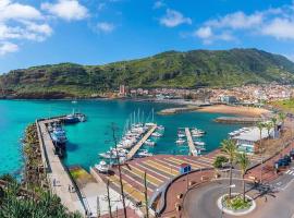 Machico center w/ terrace 5 min beach, hotel in Machico