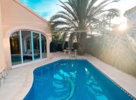 Impresionante villa con piscina, khách sạn có bồn jacuzzi ở Oliva