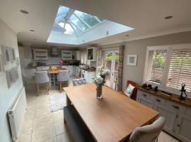 Beautiful house with hot tub, gym and pool table close to Harry Potter World, hotel in Kings Langley