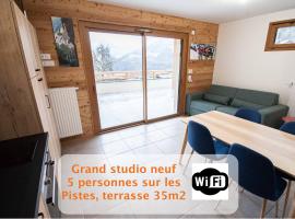 Dans résidence neuve LE SNOW ROC sur les pistes, grand studio cosy 5 pers avec terrasse panoramique, WIFI, hotell i Saint-Jean-dʼAulps