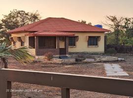 Farmhouse stay near velneshwar Velneshvar - Book atleast 24 hrs before Checkin, ξενοδοχείο με πάρκινγκ σε Ratnagiri