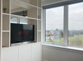 London Luxury Heathrow AIRPORTApartments Terminal at 12345 PARKING ON SITE, hotel in New Bedfont
