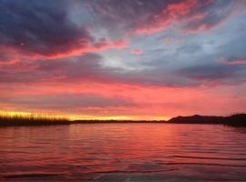 Casa na lagoa do Palmital com acesso à lagoa na propriedade e localizada apenas a 13 km da praia de Atlântida Sul e do Centro de Osório Lugar com Natureza-Wi-Fi 1 cama de casal e um beliche 2 solteiros, hotel in Osório