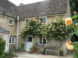 Characterful Cotswold cottage, hotel in Cirencester