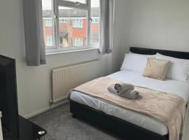 Spacious Comfortable 4 Bedroom House!, hótel í Aylesbury