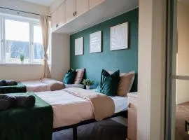 'Nomadic Nest' 2-Bed Executive Coach House + Free Parking!