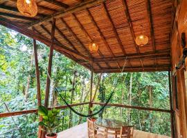 Yogachal Vista Mar Bamboo House in the Jungle, cabaña o casa de campo en Ojochal