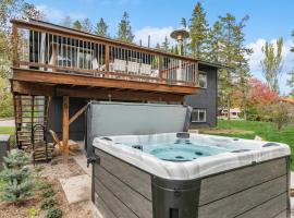 Open Sky Retreat - Close to Trails, Private Hot Tub, Big Yard, & Kid Friendly, hotel in Whitefish