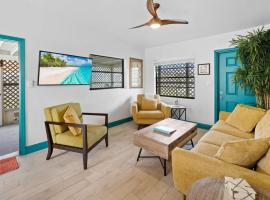 Uptown Cottage - Walk to the Beach and Restaurants, cabaña en Cocoa Beach