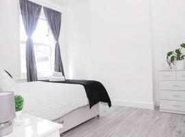 Inviting 3-Bed Apartment in Bromley, hotel i Bromley