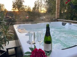 Charmig liten stuga i S&ouml;dert&auml;lje/ Kungsdalen, hotel con vasche idromassaggio a S&ouml;dert&auml;lje