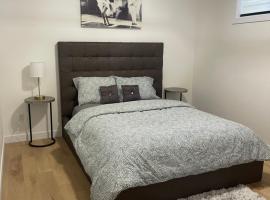 Stylish 2 Bedroom suite in SW Edmonton close to Windermere and Edmonton International Airport, hotel Edmontonban