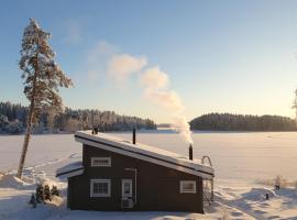 Stunning log cabin 45m2 on the shore of Kallavesi., hotel de playa en Kuopio