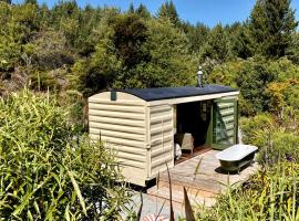 The Box Car with Outdoor Private Bath, hotel med parkering i Closeburn
