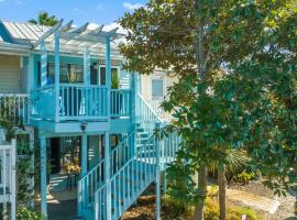 Solitude on 30A - Seacrest Beach Townhouse with Beach Access - FREE BIKES, levný hotel v destinaci Rosemary Beach