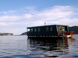 Knysna Houseboat Myrtle, laivas mieste Knisna