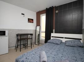 04 - Chambre avec lit double proche Paris et transports WIFI, hotel em Saint-Denis