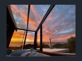 Beachfront Penthouse by Peppy Beach Retreats®, hotel v destinaci Capel