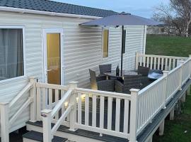 Hot Tub Breaks at 35 Merlin Point Tattershall, hotel i Tattershall