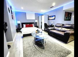 Staycation Apartment, Free Parking ,kitchen & washroom ensuite: London şehrinde bir otel