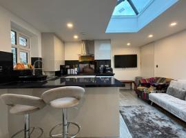 Exquisite 2 Bedroom Fully Furnished Annex, holiday rental in Bradenham