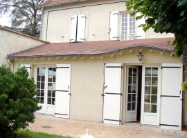 Maison d'Hôtes Villa Brindille, guest house in Bois-le-Roi