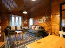 Cozy Log Cabin Retreat in Rural Wales - 2 Bedrooms & Parking by Seren Short Stays, hotell i Ffestiniog