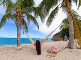 Comfy house on a hidden beach, holiday home in Five Islands Village