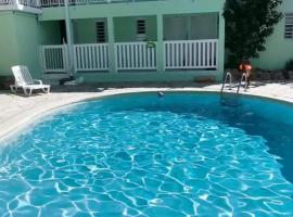 Séjour entre plage et piscine, hotell i Saint Martin