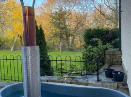 Luxurious & Tranquil staycation - w/ Hot Tub!, hótel í Burneside