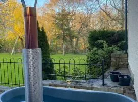 Luxurious & Tranquil staycation - w/ Hot Tub!