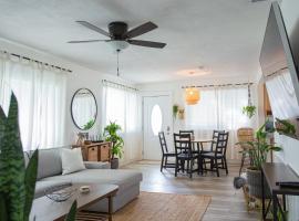 Corner Casa (w Bikes!) Beach Home (3bd/2ba), къща тип котидж в Джаксънвил Бийч