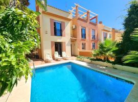 Stunning Home with Outdoor Swimmingpool, 4 Bedrooms and Wifi, vila v destinaci Benalmádena