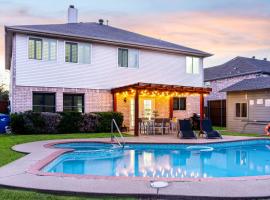 Pool and Firepit Getaway Home，Rowlett的Villa