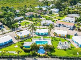 Cottage Near Beach, Heated Pool, Full Kitchen!, hytte i Fort Myers