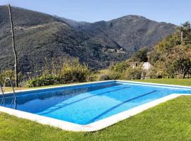 Rural apartment with nice views and shared pool, koča v mestu Montseny