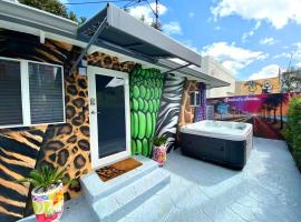 Unique Miami Art Escape w/ HotTub, Arcade & Murals, holiday home in Miami