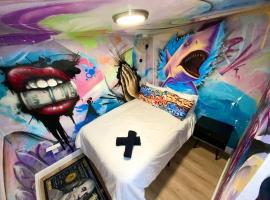 Cozy & Colorful Miami Art Canvas w/HotTub & Murals: Miami'de bir daire