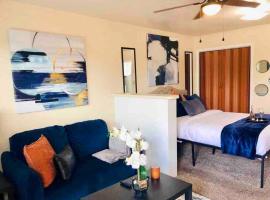 Cowboys Chic Studio: 3 miles to AT&T Stadium, apartment sa Arlington