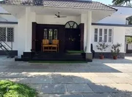 Attumaly Homestay Riverside Spacious single story villa in Kottayam Town with Large Courtyard and direct access to the River