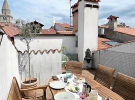 Charmantes Altstadthaus mit Dachterrasse, hotel in Muggia