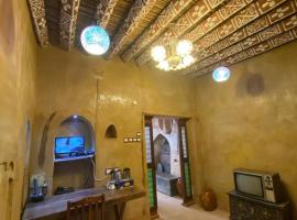 بيت النحوي التراثي _ Bait Al Nahwai, hotel pre rodiny v destinácii Al Hamra