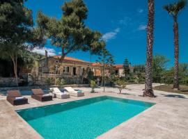 Ionian Zante Pine Tree Villa with Pool: Makhairádhon şehrinde bir otoparklı otel