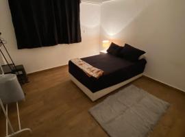 Cozy Room with AC near madinty in Shorouk City in an apartment, hotelli Madīnat ash Shurūqissa