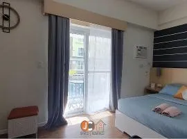 Amani Grand Resort Residences by JC SpaceRentals balcony pool view, Ground floor, 5mins from airport, free WIFI, NETFLIX