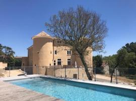 Appartement 2ème étage 4 personnes dans Château avec piscine collective, hotel cu piscine din Lussan