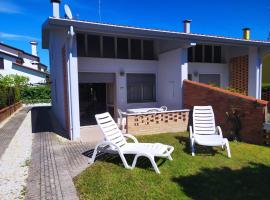 Bright villa with private garden - Beahost Rentals, villa à Caorle