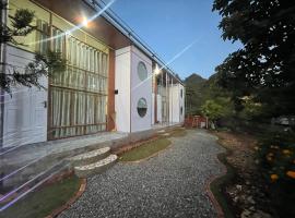 Flourish Homestay, chalet de montaña en Mộc Châu